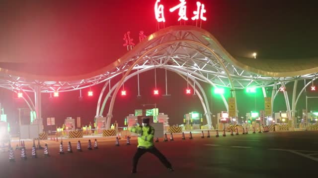 Motorway Cop Does Kung Fu Routine To Keep Warm