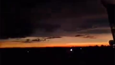 4.8 개기일식에 나타난 이상하게 생긴 달(사진과 다름).AVI