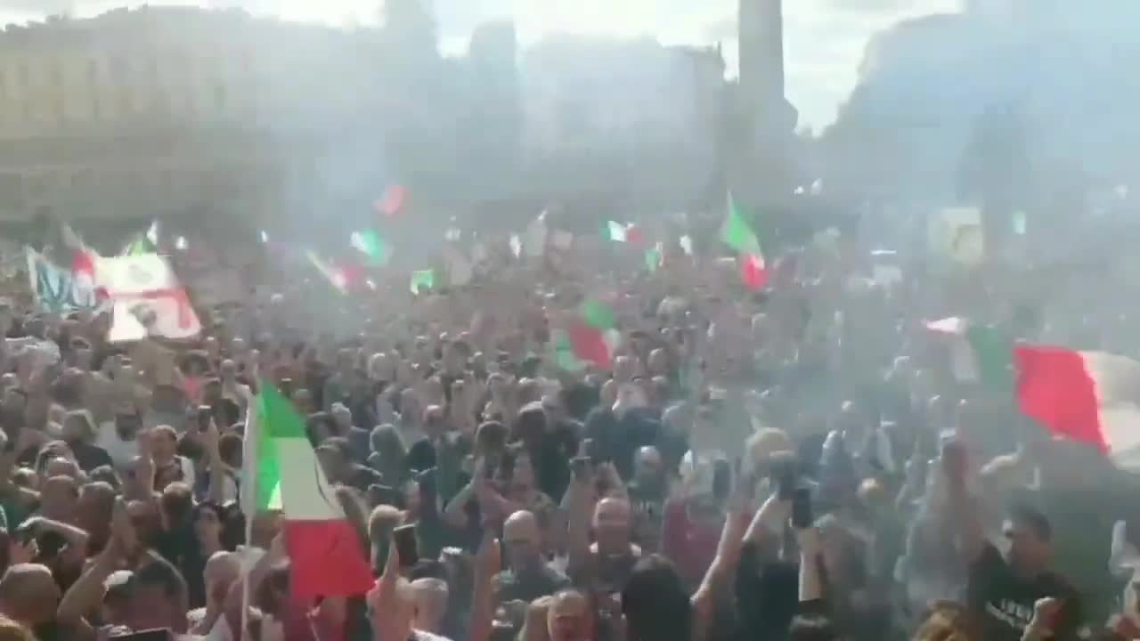 Italy: Prime Minister Mario Draghi Has Resigned - Citizens Celebrate in the Streets