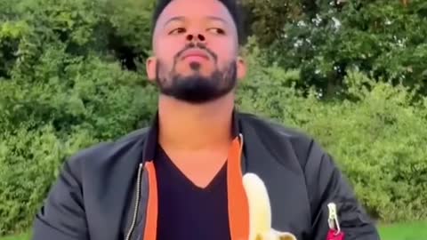 EATING A BANANA IN PUBLIC 🍌😂