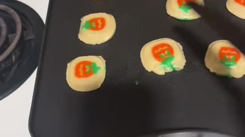 When you don't have a oven그in your college dorm but you want these damnHalloween cookies