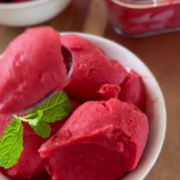 CREAMY NATURAL ICE CREAM 🍓#weightloss #smoothie #cardio #exercise #dietfood #weightlossjourney . . .