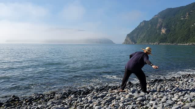 Play by throwing stones at the beach