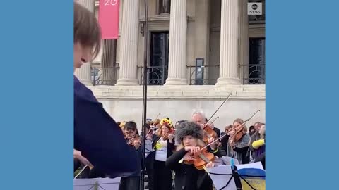 Musicians play Ukrainian national anthem in London