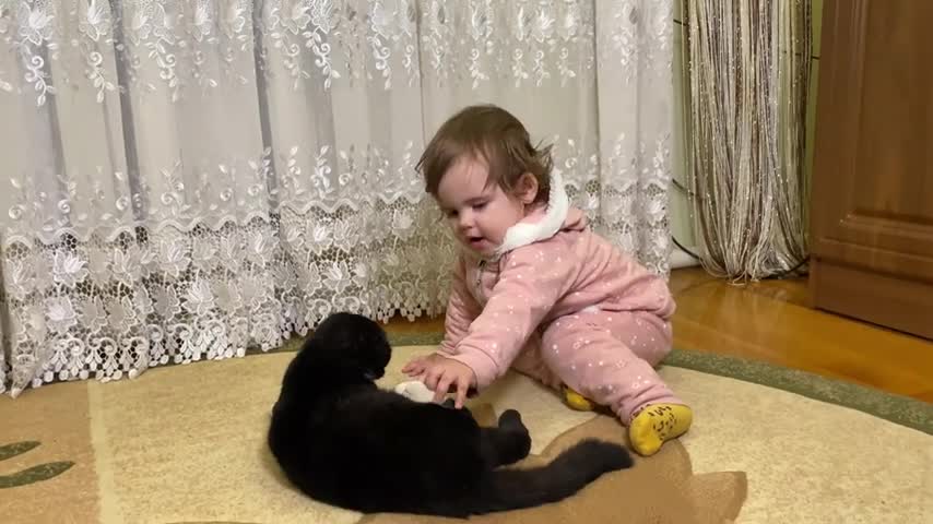 Cute_Baby_and_Hungry_Kitten