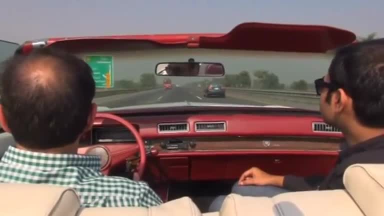 Vintage cars roll through Pakistan