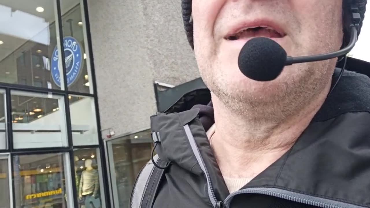Prövningen och glädjen i tjänsten. Utanför Krämarens galleria i Örebro 4 Maj 2021
