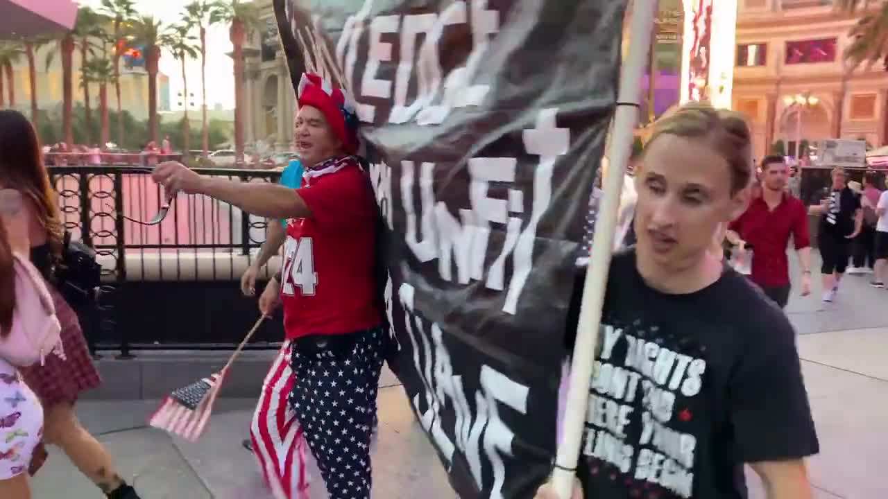 vegas-covid-mandate-protest-on-the-las-vegas-strip