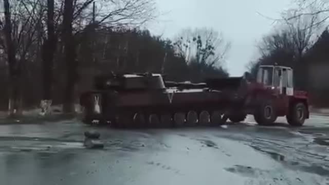 Ukrainische Bauer schlafen nicht! Russischer Panzer wird abgeschleppt!