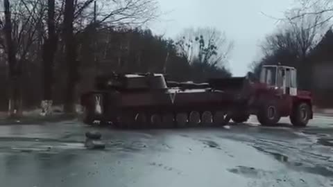 Ukrainische Bauer schlafen nicht! Russischer Panzer wird abgeschleppt!