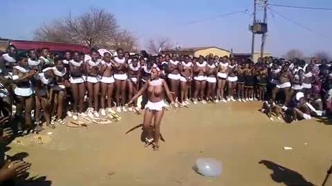 Izintombi Zotthingo is a traditional dance of sud Africa