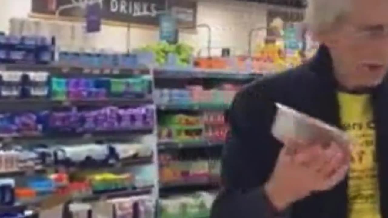 Σε κατάστημα που δεν δέχονται μετρητά προσπάθησε να αγοράσει φράουλες – “Δεν μπορείτε"