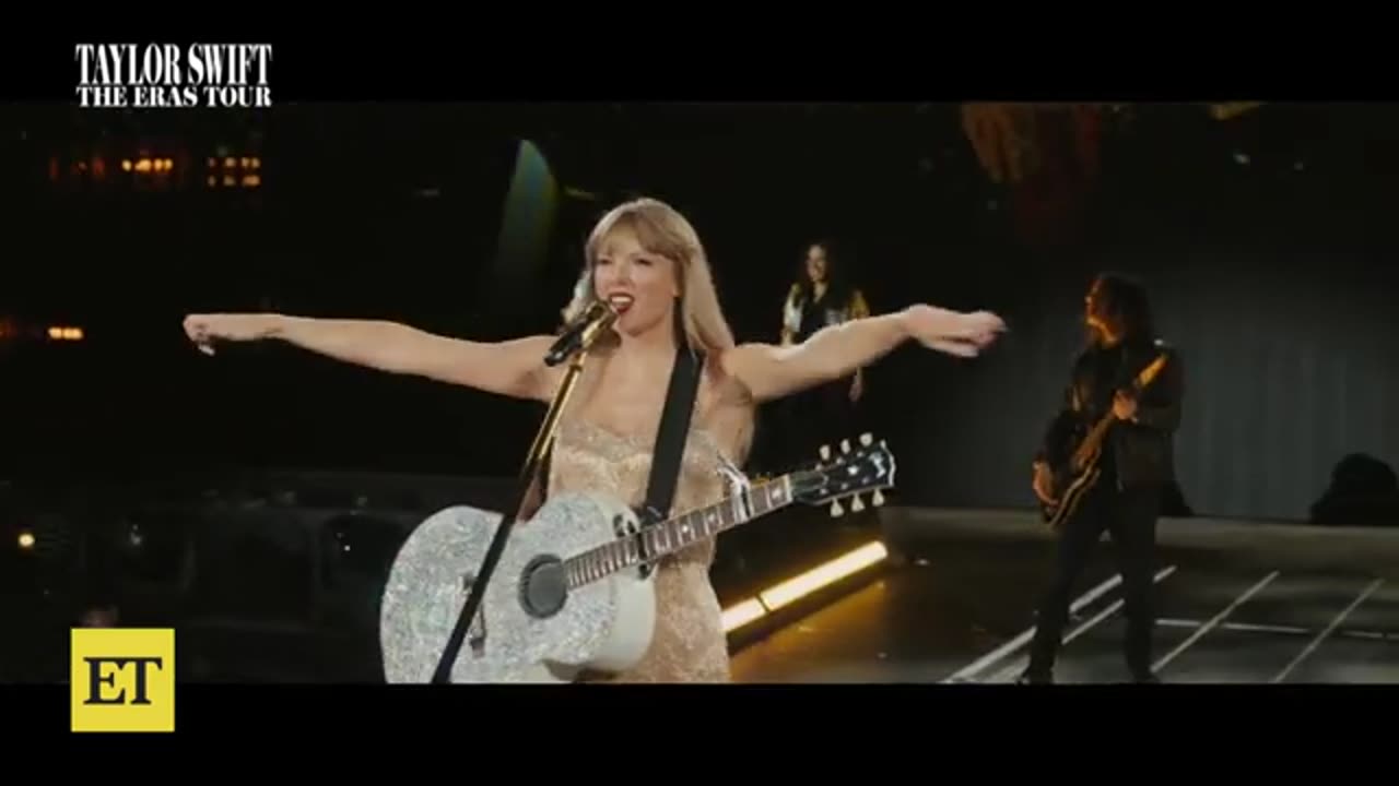 Travis Kelce Does Taylor Swift_s Signature Heart Hands