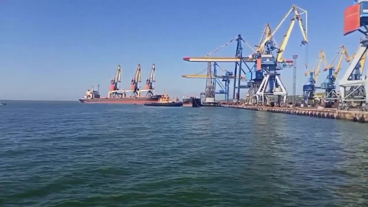 The invaders began the first loading of rolled metal from the port of Mariupol
