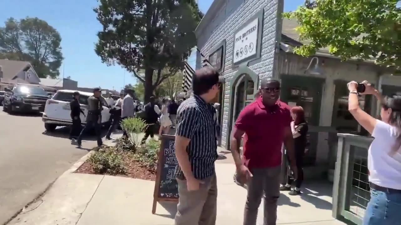 Secret Service agents 'violently push peasants' out of way so Jill Biden can go shopping