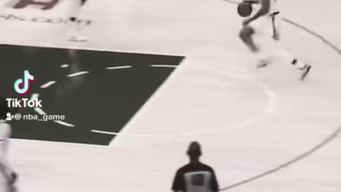 Bucks players make very easy dunks