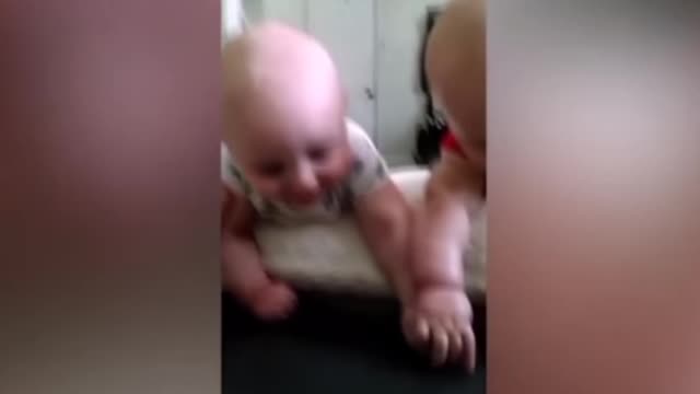 Crianças se divertindo em casa