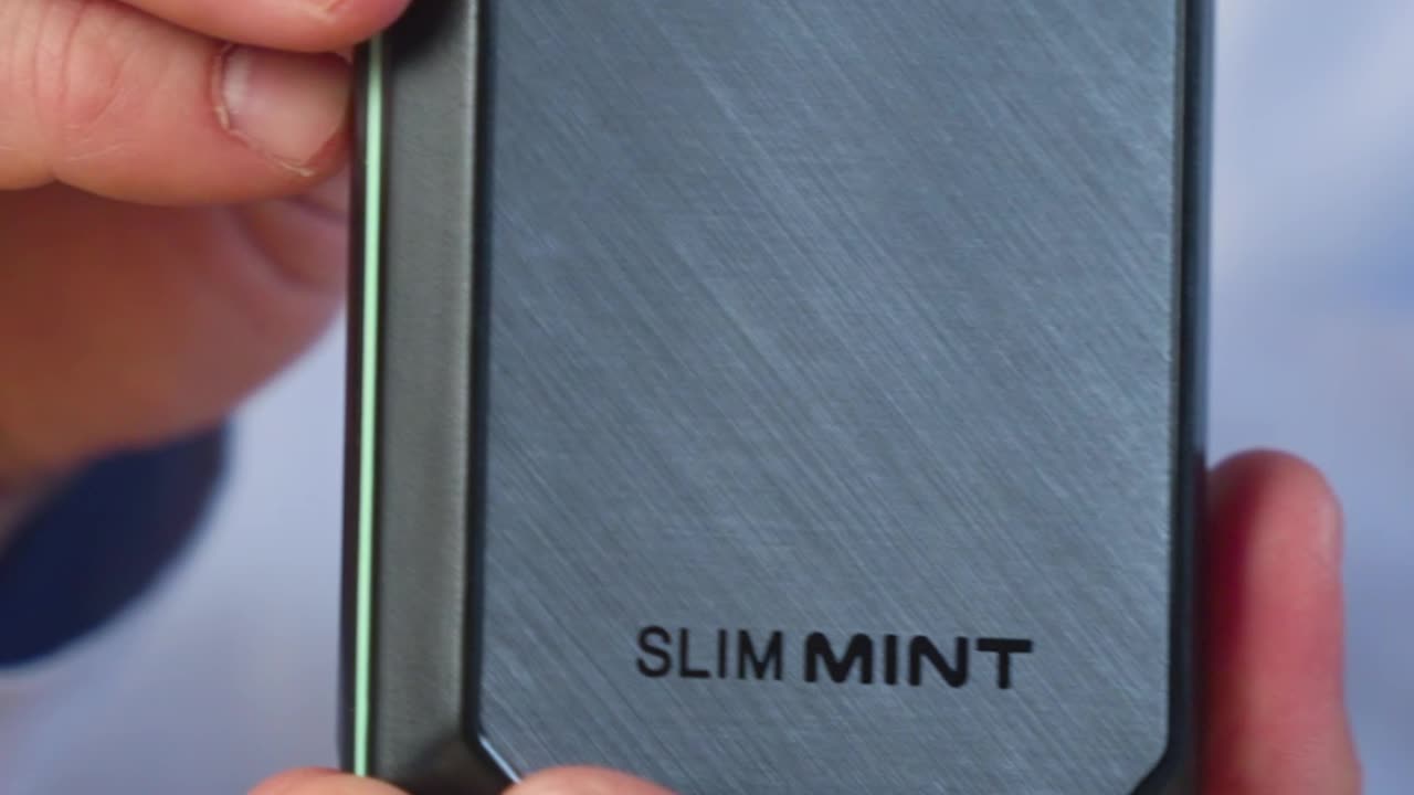 Slim Mint Wallet ultra-slim RFID-blocking wallet prevents thieves from stealing your info! 🥷🚫