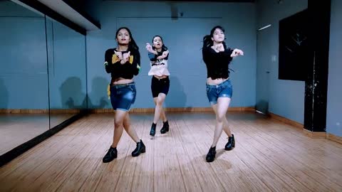 3 GIRLS DANCE ON | MERA BABU CHHAIL CHHABILA | INDIAN CHOREOGRAPHY