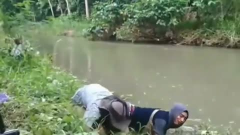 The seconds a person falls when he is about to take the fish he gets