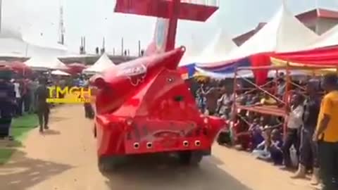 oh my God this car look like an aeroplane is this a car