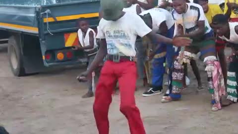 Amazing dance from africa, enjoy this funny video