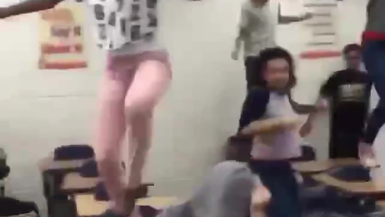 Get your feet off my table!😅😂😄