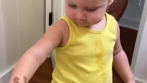mother dirtys her daughter's arm and looks at her reaction kkkkkkkkk