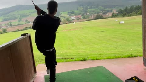 Newbie Golfer Breaks His Club