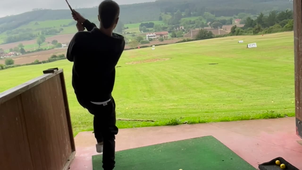 Newbie Golfer Breaks His Club