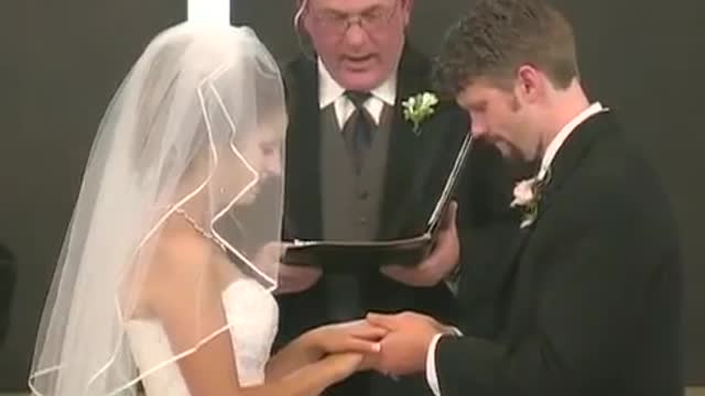 Faux RIRE d'une femme avec robe mariage