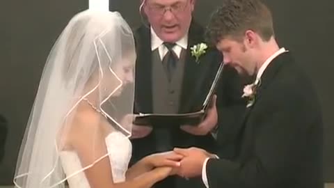 Faux RIRE d'une femme avec robe mariage