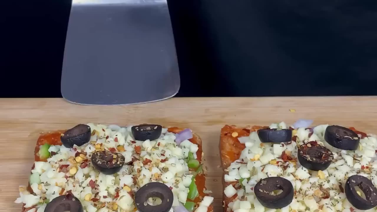 "Bite-Sized Bliss: Crafting Mini Pizzas with Maximum Flavor!"