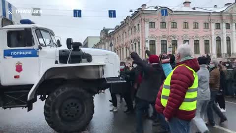 Navalny demonstrators halt prison truck in St Petersburg