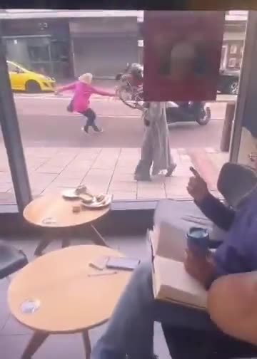 Patriotic elderly British woman didn't let bike thieves go in London.