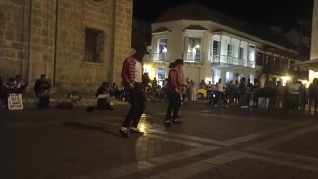 Pelea entre dos “Michael Jackson”, la nueva vergüenza del Centro Histórico