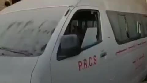 دمار بسيارات الإسعاف بساحة مستشفى الأمل المحاصر بخان يونس