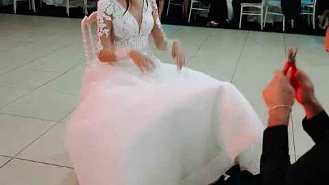 How to remove the garter at the wedding.🤩