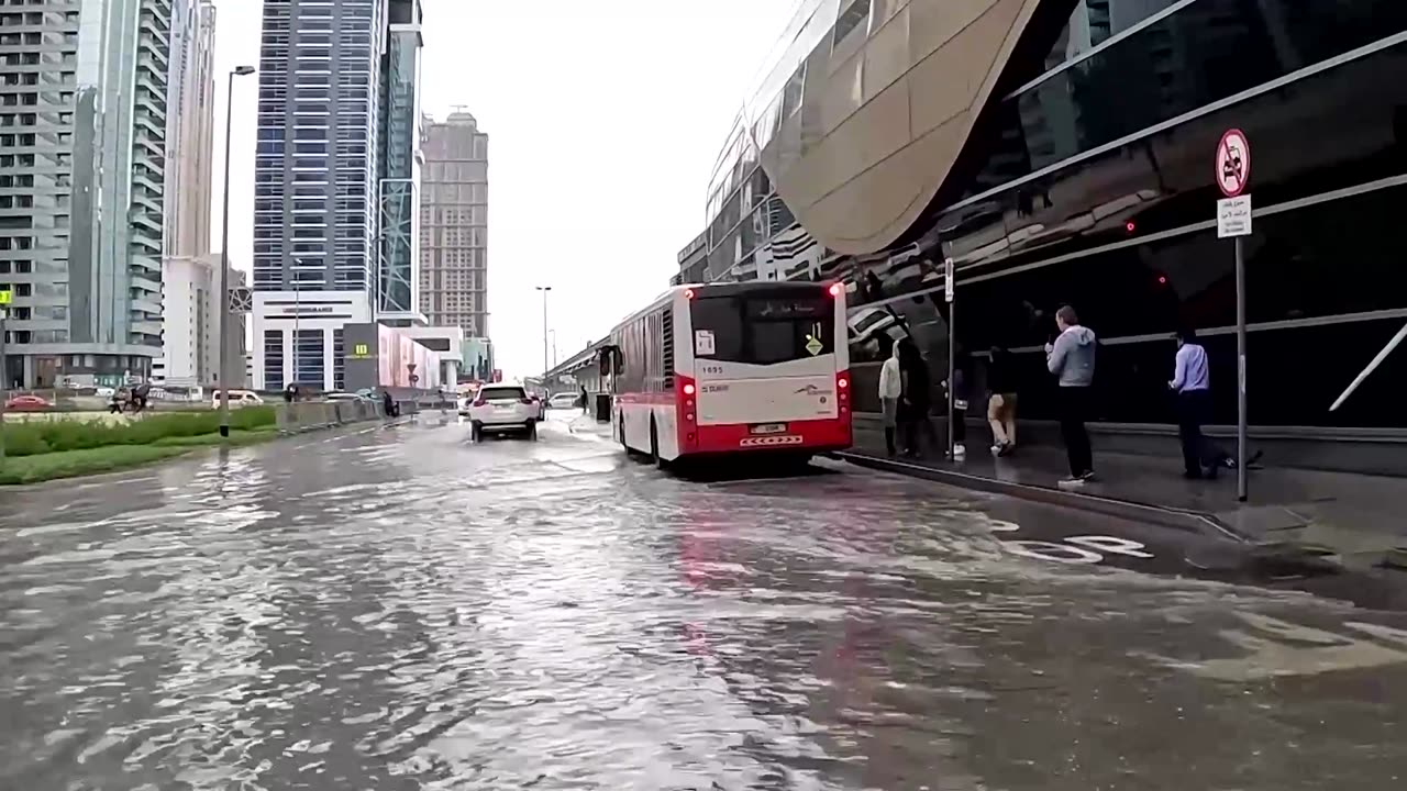 Heavy rains flood streets, disrupt traffic in Dubai