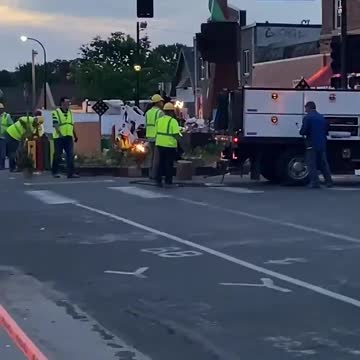 Minneapolis Workers Move into Clear Memorial at George Floyd Square