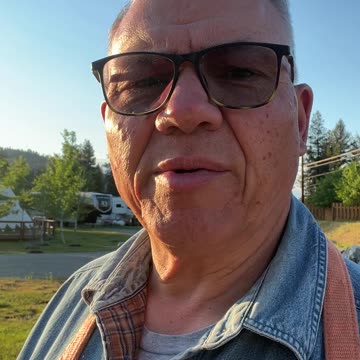 Setting Up at the Friday Market in Republic