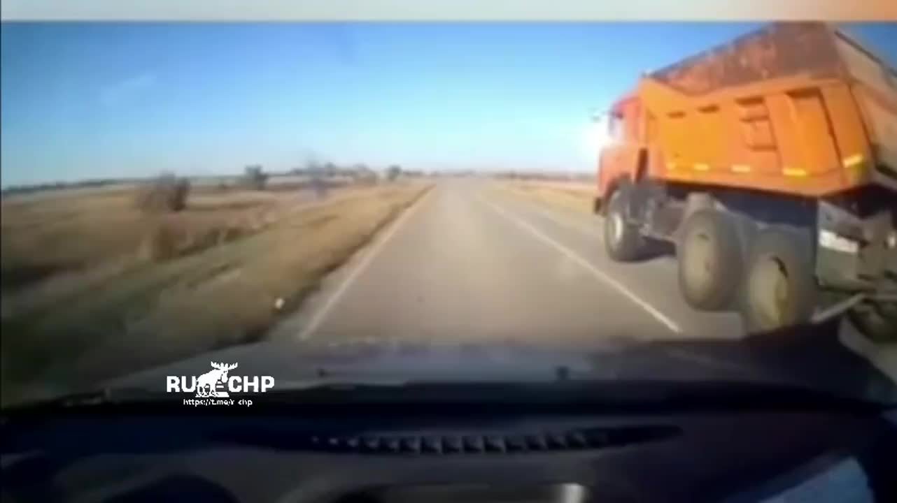 Dump Truck versus Police - Hot Pursuit in Russia