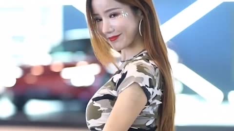 😍A slender young lady, her temperament is not inferior to a popular star, she has a good figure