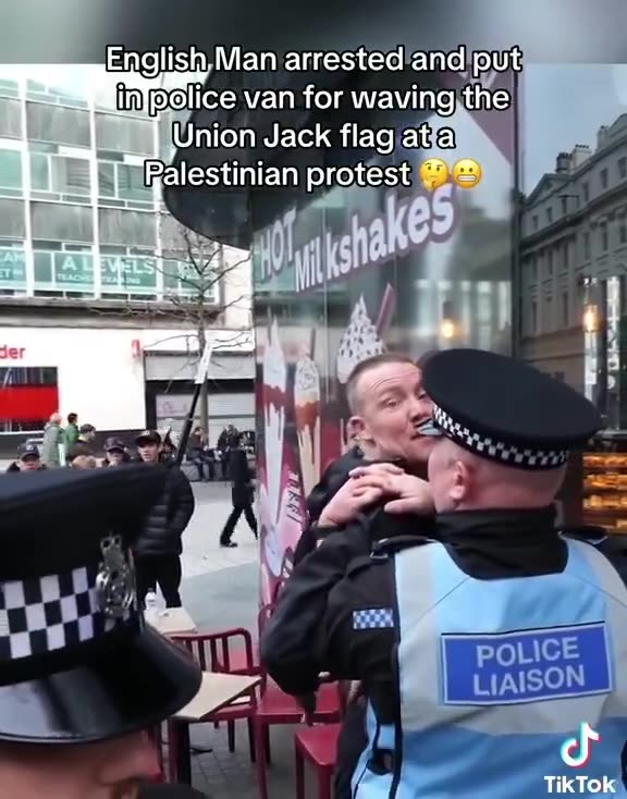 Man Arrested for carrying a Union Jack but people holding the Palestinian flag were ok
