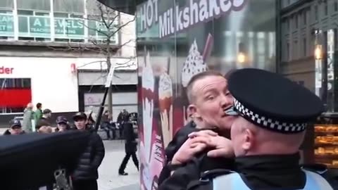 Man Arrested for carrying a Union Jack but people holding the Palestinian flag were ok