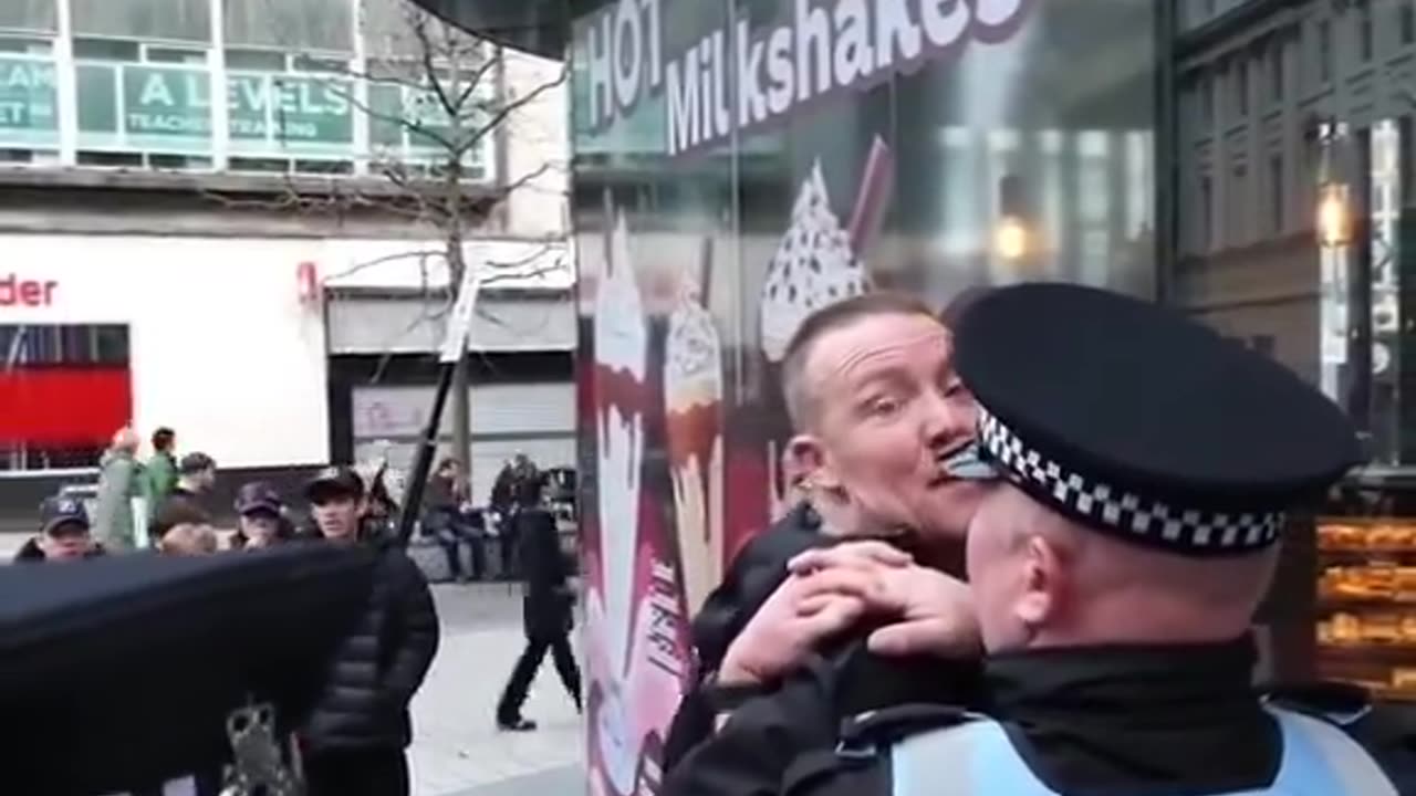 Man Arrested for carrying a Union Jack but people holding the Palestinian flag were ok