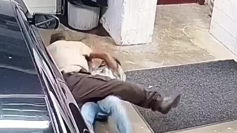 Man grabs a hold of an officers gun while being transported from jail to court