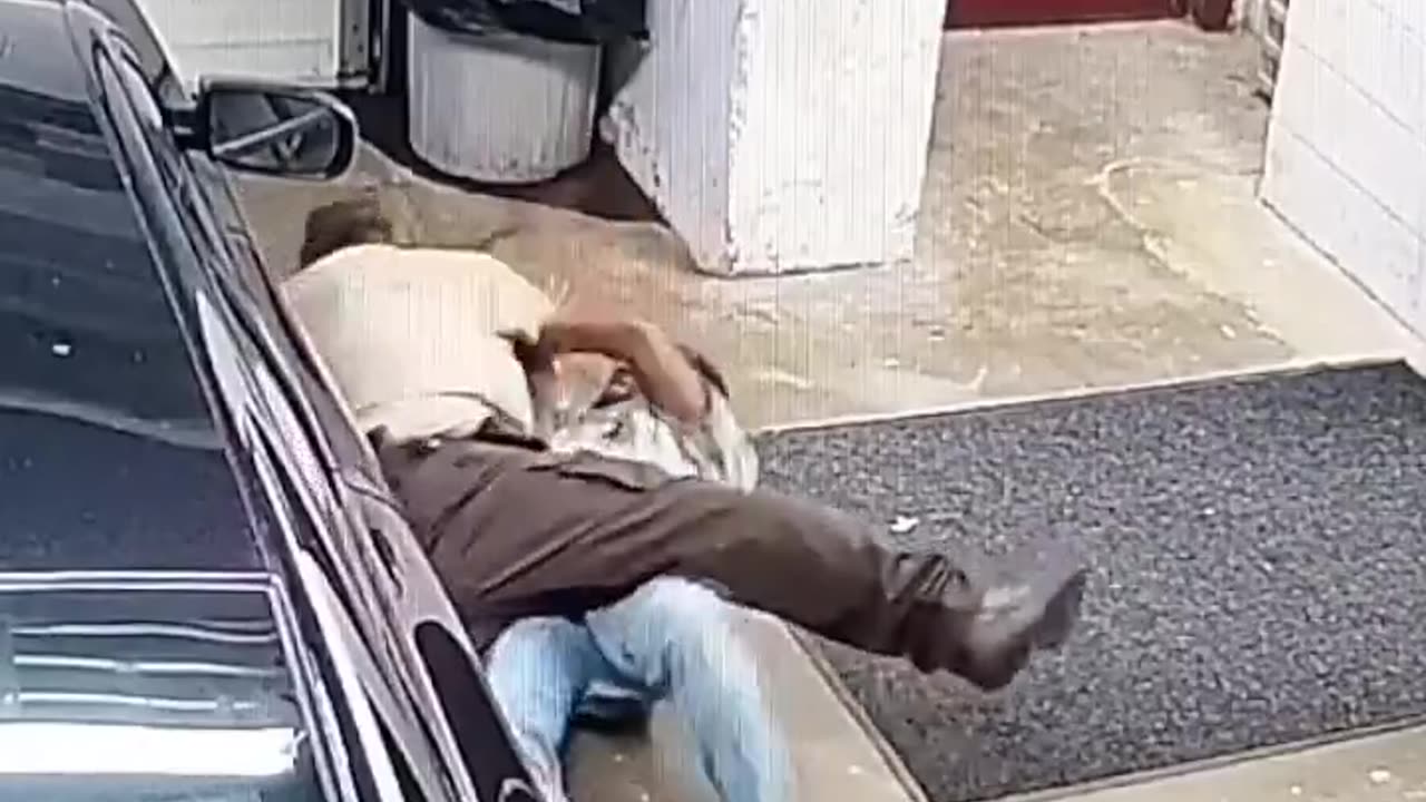 Man grabs a hold of an officers gun while being transported from jail to court