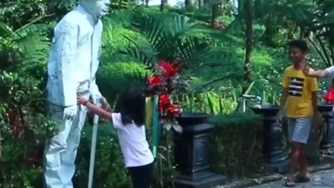 Super ngakak 😂 Ekspresi Bocil Panik Jagain Patung Roboh... 😂😂😂