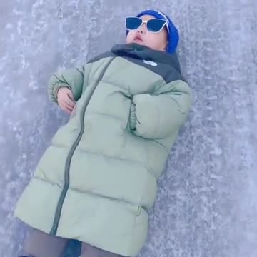 Gentleman is sleep the snow ❄️